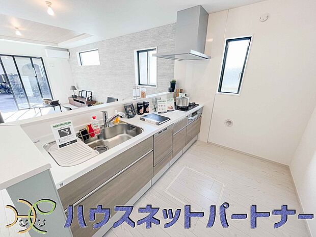 家族の様子を見ながらキッチンでお料理。一日の出来事を会話しながらの家事は嬉しいコミュニケーション。