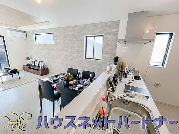 家族の様子を見ながらキッチンでお料理。一日の出来事を会話しながらの家事は嬉しいコミュニケーション。