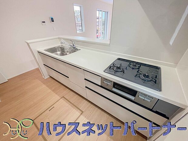 三口コンロで料理の幅を拡げてくれる使いやすいシステムキッチンを採用。洗い場も大きいので野菜や食器を洗ったりする際にも捗り、奥様の強い味方となってくれるはずです。