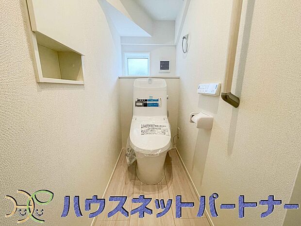 小窓を設置する事により明るく、通気性の良いトイレとなっております。中はゆとりのある大きさを確保しておりますので、ゆったりとお使い頂けます。 