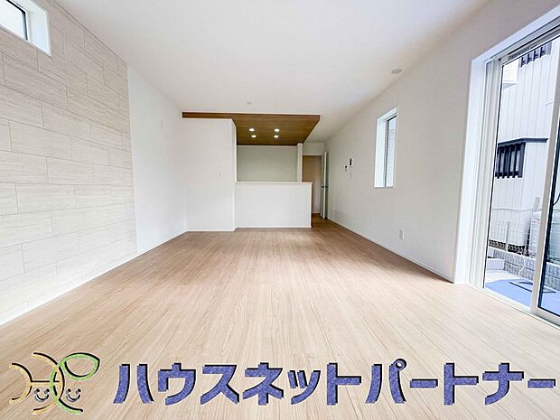 リビングは、食事スペースと寛げる場所設けてもまだ余裕の広さ。明るい光が照らしてくれます。
