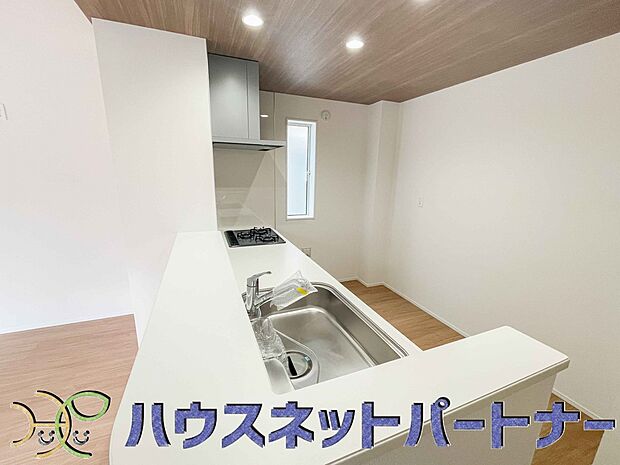 人工大理石のワークトップやシンクは、水を流しただけできれいになったように見えます。白いキッチンは明るく清潔感があり、とっても素敵です。