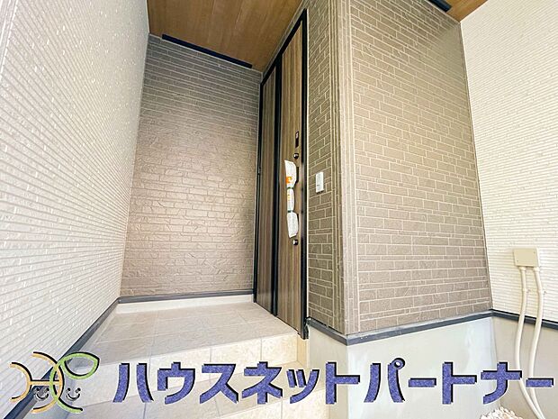 お客様も迎える玄関は高級感のある造りです。