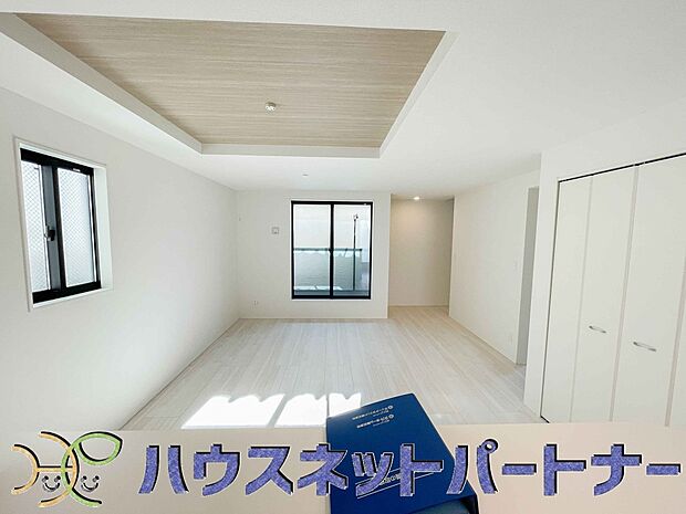 太陽の光が照らす明るいリビングは、開放感があり通風・採光に優れ、心地よい光と風が舞い込んできます。心休まるリビングは何よりも快適な時間を過ごせます。