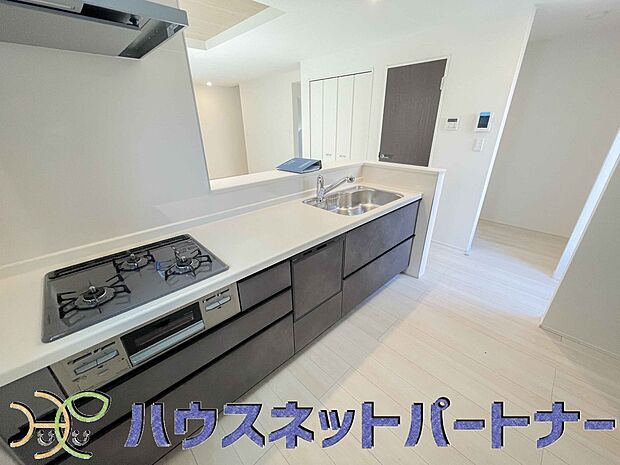 三口コンロで料理の幅を拡げてくれる使いやすいシステムキッチンを採用。洗い場も大きいので野菜や食器を洗ったりする際にも捗り、奥様の強い味方となってくれるはずです。
