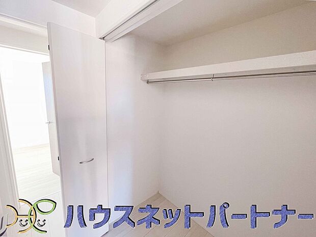 壁面クローゼットのメリットは、衣類が横一列に並ぶためひと目で洋服が選びやすいこと。衣類をたくさんお持ちの方も、限られたスペース内に無理なく収納することができます。