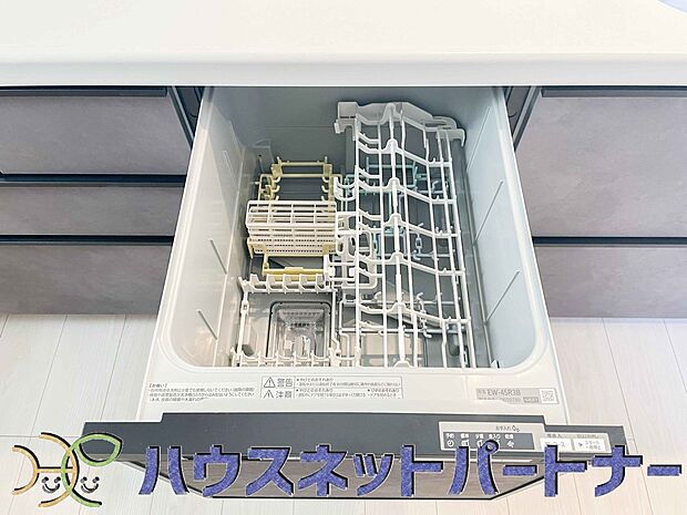 食器洗いのわずらわしさから開放してくれる嬉しい設備。後片付けの手間を減らし奥様の時間を有効活用できます。お湯と洗剤を使う機会が少なくなるため、手荒れ防止にも。
