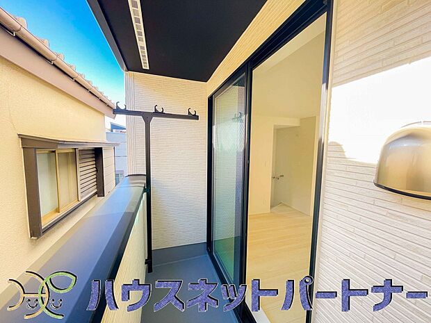 洗濯物を干したり、布団を干したり、ゴミを一時保管したり…