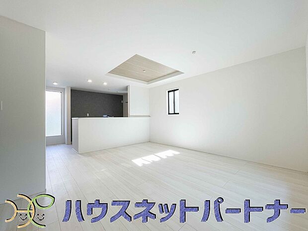 リビングは、食事スペースと寛げる場所設けてもまだ余裕の広さ。明るい光が照らしてくれます。