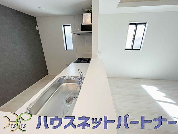 キッチン吊戸棚を無くす事によって、コミュニケーションを重視した設計に致しました。区画によって変わる一体感を、実際にご覧になって頂けましたらと思います。 