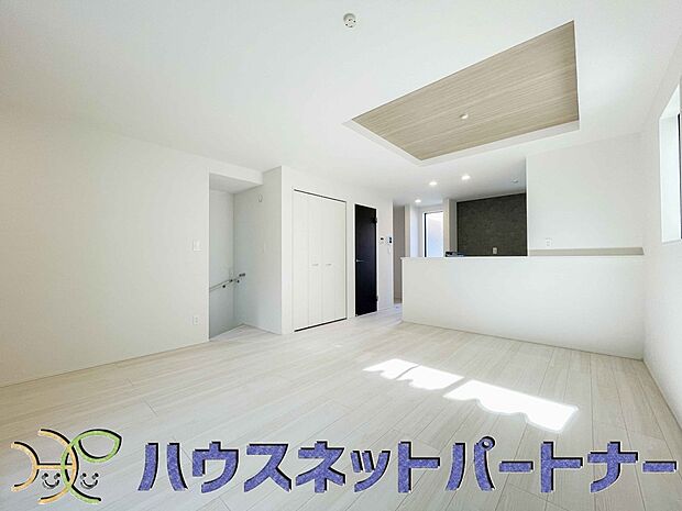 明るく開放的なダイニング。家族とのコミュニケーションが取りやすく、みんなの笑顔が溢れます