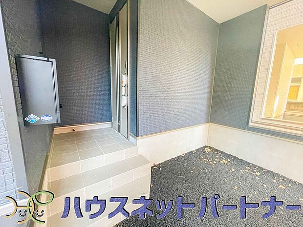 玄関の扉を開けると家族の待つお家。幸せを感じる瞬間です。