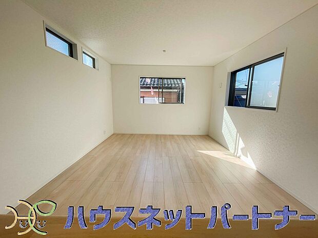 通風・採光に優れ、心地よい光と風が溢れています。 贅沢で豊かな居住性と、プライドを満たすクオリティが見事に調和した住空間。新築ならではの快適なひとときをご体感頂ける筈です。