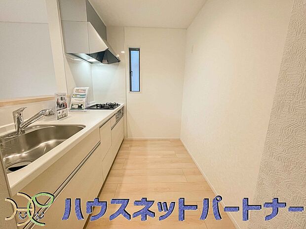 カウンターキッチンは広くて収納力もあるので、快適に料理をすることができます。食器や炊事用具を手の届くところに配置しやすいため調理もスピーディーです。