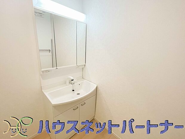 大きく見やすい三面鏡で清潔感ある洗面台は、身だしなみチェックや肌のお手入れに最適です。何かと物が増える場所だからこそ、スッキリと見映えの良い空間に拵えました。