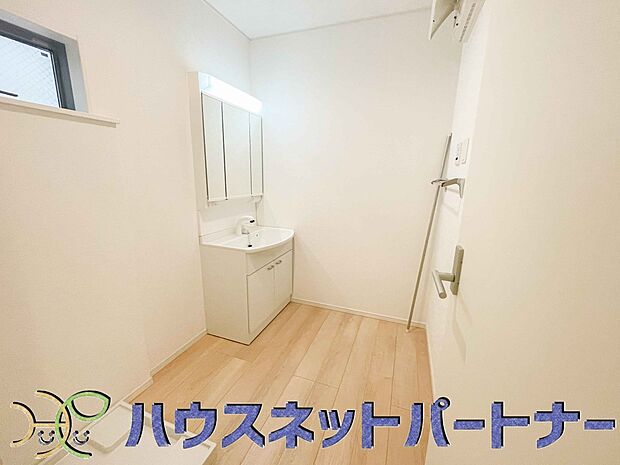 十分な大きさの洗面台は、身だしなみチェックや歯磨きなど、朝の慌ただしい時間でもホテルライクなスペースで余裕とゆとりを感じて頂けます。