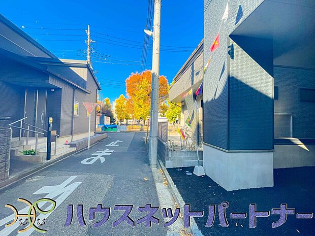 前面道路の日当たりの良い明るいお家。