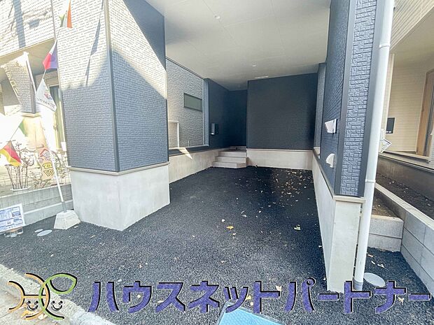 玄関横に駐車場なのでお買い物をした後は楽にお家へ。沢山お買物した時は助かりますね。