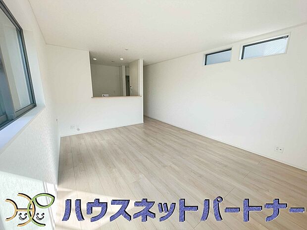 リビングは、食事スペースと寛げる場所設けてもまだ余裕の広さ。明るい光が照らしてくれます。