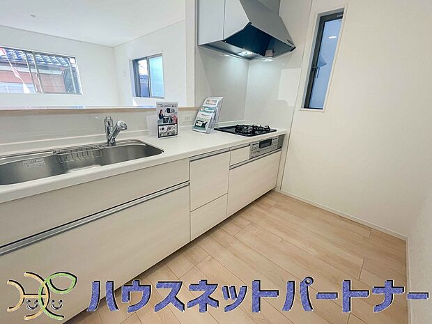 キッチンは家族一緒にお料理が出来る広さ。たまにはご夫婦でお料理も良いですよね。