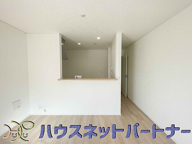 お料理できたらカウンターから手渡しができます。家族で会話をしながらお料理を楽しく。