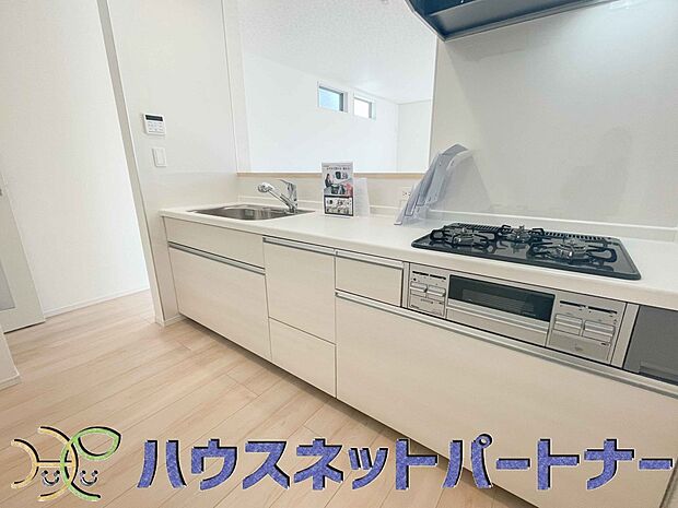 三口コンロで料理の幅を拡げてくれる使いやすいシステムキッチンを採用。洗い場も大きいので野菜や食器を洗ったりする際にも捗り、奥様の強い味方となってくれるはずです。