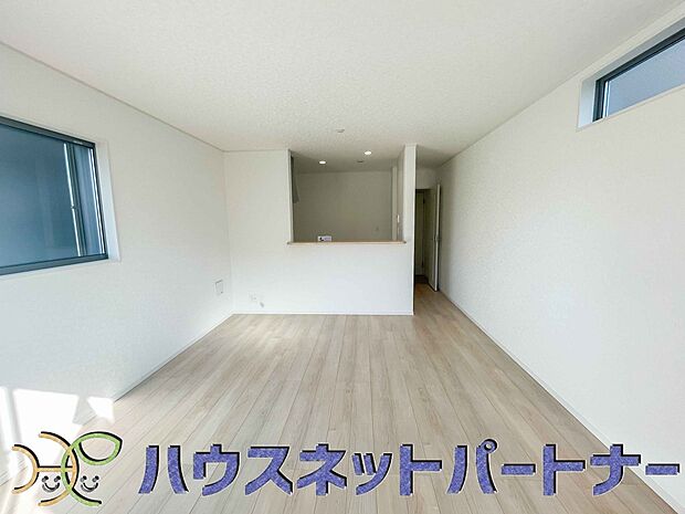 キッチンカウンターがあると配膳が楽なことがメリットの一つ。後片付けをするときも、ダイニングテーブルからあまり動かずに流し台へ運ぶことができるので便利です♪