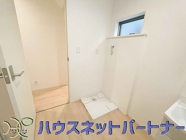 洗面室のある脱衣所は広々。脱いだお洋服をそのままお洗濯。