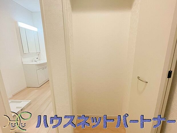 タオルやパジャマ、下着、掃除用品などランドリーに置きたいアイテムを一気に収納してくれる、あると便利サニタリー収納。