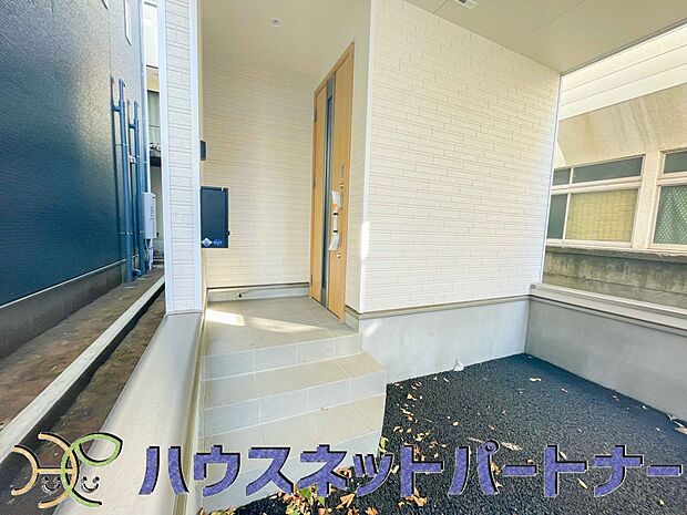 玄関の扉を開けると家族の待つお家。幸せを感じる瞬間です。