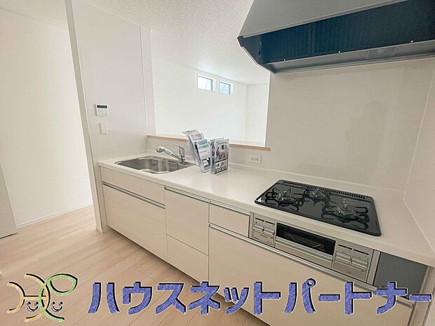 三口コンロで料理の幅を拡げてくれる使いやすいシステムキッチンを採用。洗い場も大きいので野菜や食器を洗ったりする際にも捗り、奥様の強い味方となってくれるはずです。
