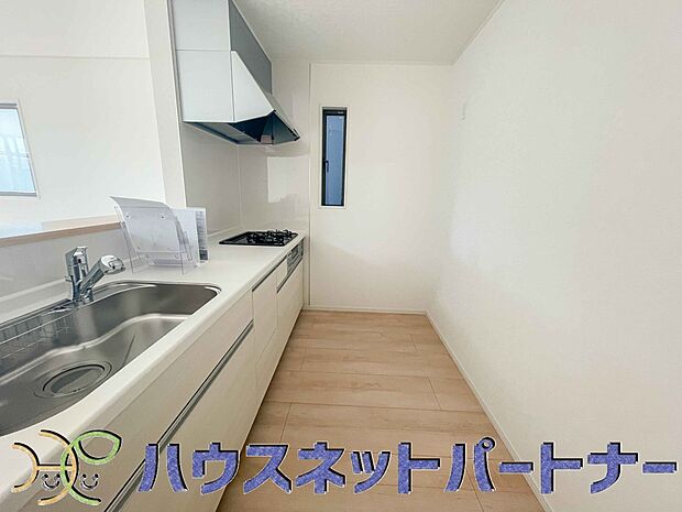 カウンターキッチンは広くて収納力もあるので、快適に料理をすることができます。食器や炊事用具を手の届くところに配置しやすいため調理もスピーディーです。