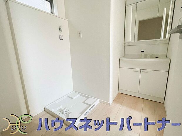 明るい清潔感のある洗面所は、鏡も大きくシンクが広々。朝の支度も楽にこなせます。