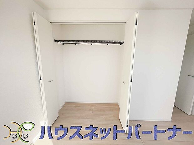 壁面クローゼットのメリットは、衣類が横一列に並ぶためひと目で洋服が選びやすいこと。衣類をたくさんお持ちの方も、限られたスペース内に無理なく収納することができます。