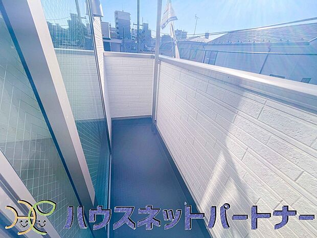 青い空が近くに感じるバルコニーは、爽やかな風をお部屋へ運んでくれます。