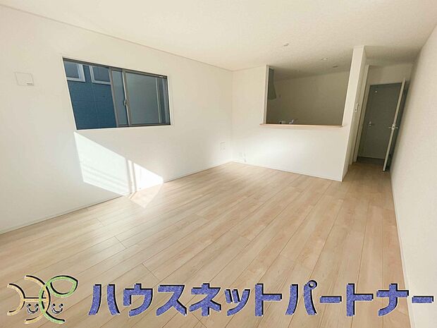 リビングは、食事スペースと寛げる場所設けてもまだ余裕の広さ。明るい光が照らしてくれます。