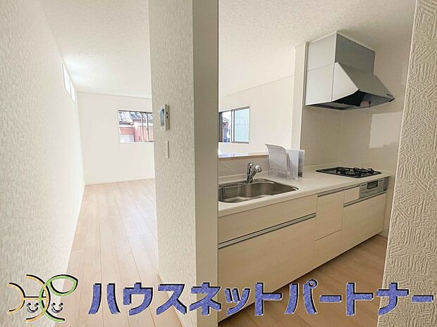 キッチン吊戸棚を無くす事によって、コミュニケーションを重視した設計に致しました。区画によって変わる一体感を、実際にご覧になって頂けましたらと思います。