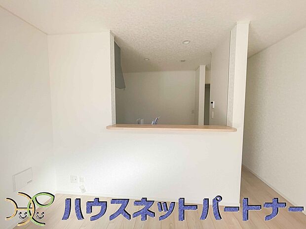 忙しい朝でも家族揃って食事をして頂ける、ゆとりある大きさのダイニングスペース。奥様の手料理をカウンター越しに受けとって頂き、テーブルで囲む素敵な時間を存分にお愉しみ下さい。