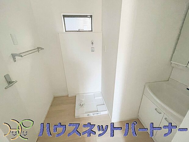 毎日使う洗濯機。しっかりと奥行きのある置き場が確保されています。