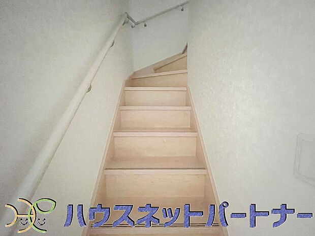 手すりがないと階段の昇り降りで危険なことはもちろん、壁に手をつきながら歩くことで壁紙が汚れやすくなります。すべての方に安心して昇り降りしていただくため、手すりを設置しました。