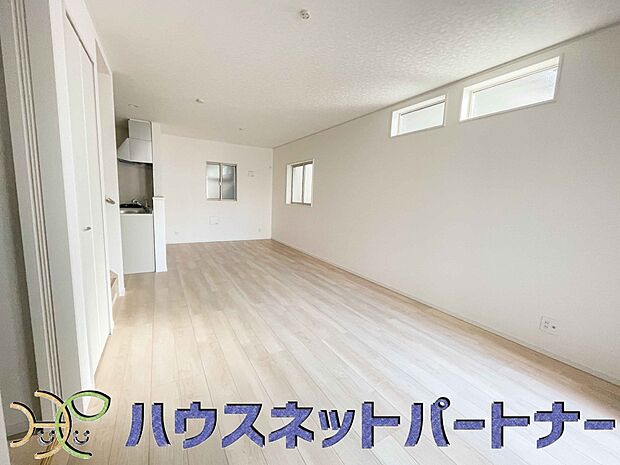 太陽の光が照らす明るいリビングは、開放感があり通風・採光に優れ、心地よい光と風が舞い込んできます。心休まるリビングは何よりも快適な時間を過ごせます。