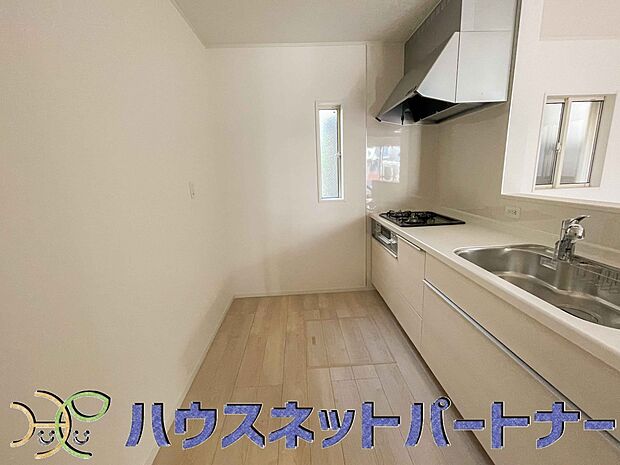 カウンターキッチンは広くて収納力もあるので、快適に料理をすることができます。食器や炊事用具を手の届くところに配置しやすいため調理もスピーディーです。