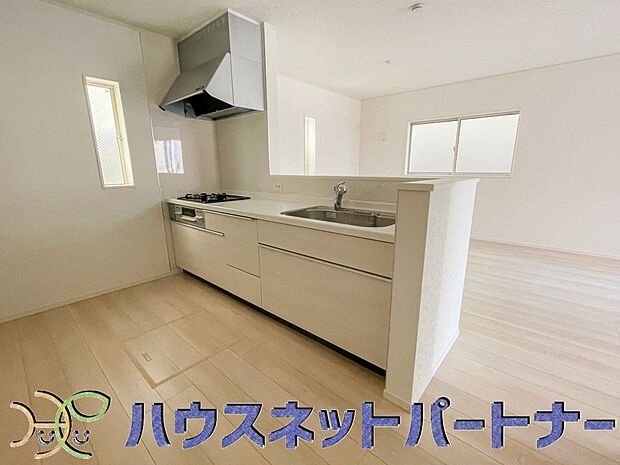 カウンターキッチンは広くて収納力もあるので、快適に料理をすることができます。食器や炊事用具を手の届くところに配置しやすいため調理もスピーディーです。
