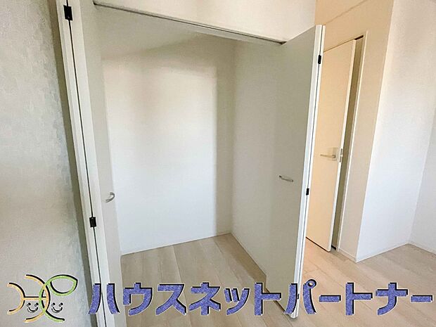 各部屋を最大限に広く使って頂ける様、全居住スペースに収納付。プライベートルームはゆったりと快適に。