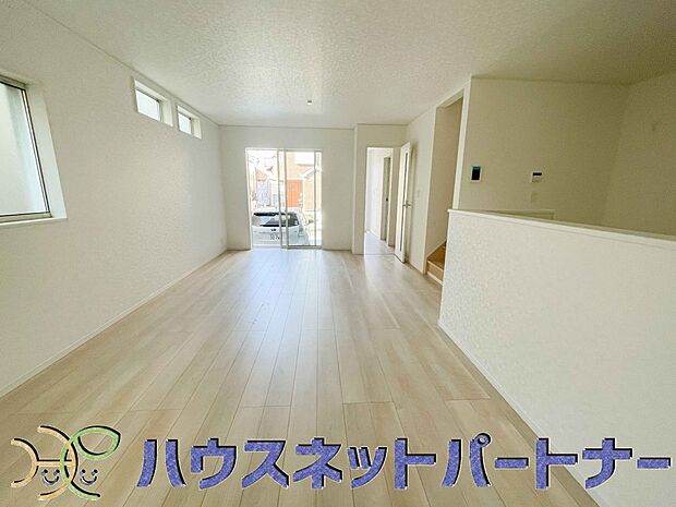 忙しい朝でも家族揃って食事をして頂ける、ゆとりある大きさのダイニングスペース。奥様の手料理をカウンター越しに受けとって頂き、テーブルで囲む素敵な時間を存分にお愉しみ下さい。