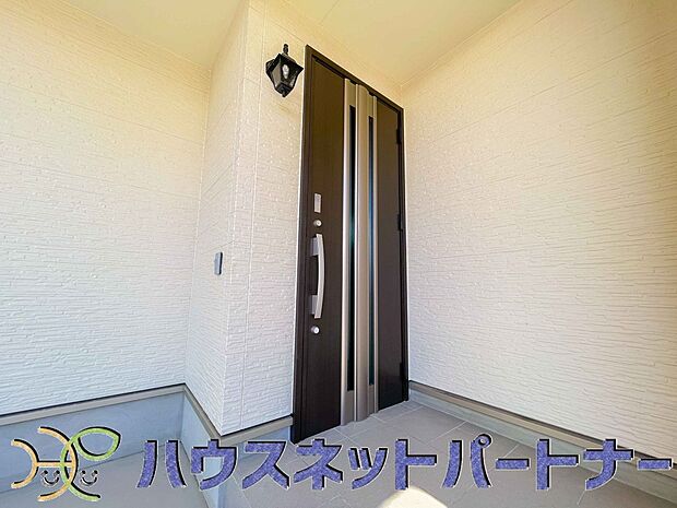 玄関の扉を開けるとそこは家族の待つお家。笑い声が聞こえてきそう。