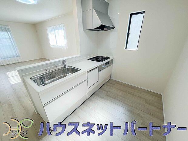 カウンターキッチンは広くて収納力もあるので、快適に料理をすることができます。食器や炊事用具を手の届くところに配置しやすいため調理もスピーディーです。