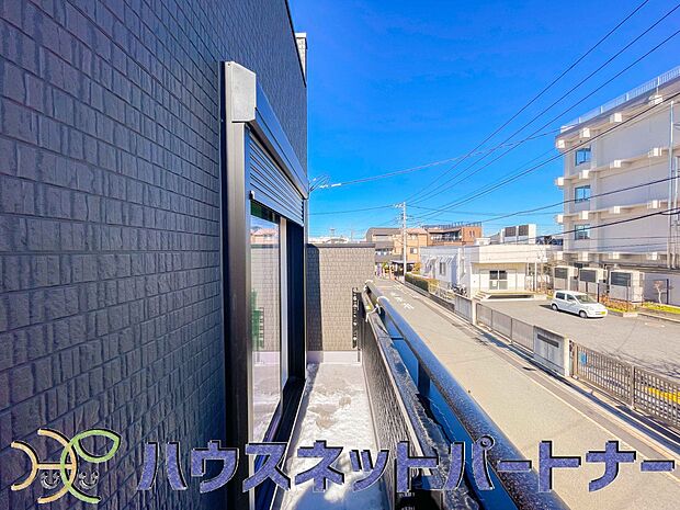 青い空が近くに感じるバルコニーは、爽やかな風をお部屋へ運んでくれます。