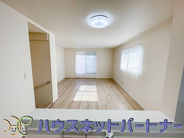 リビングにいるお子様と会話をしながら家事ができるカウンターキッチン。いま手があいているか、忙しそうなのか相手の様子を伺いながらコミュニケーションをとる訓練にもなります。