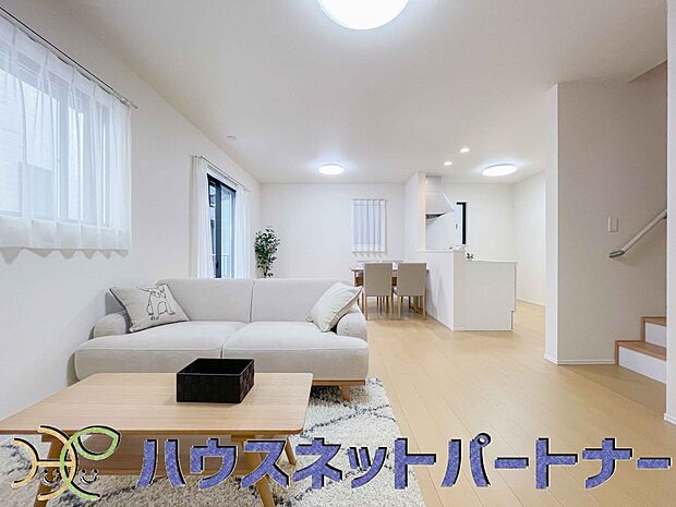 階を移動する際にリビングを通る、リビングイン階段。自然なかたちで家族が集まるため、お子様の個室が1階や3階にある場合でも、毎日の挨拶や会話が増えやすくなります。